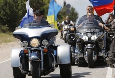 Thủ tướng Nga Putin "lướt" siêu mô tô đi thăm triển lãm - 4 Thủ tướng Nga Putin "lướt" siêu mô tô đi thăm triển lãm - 4
