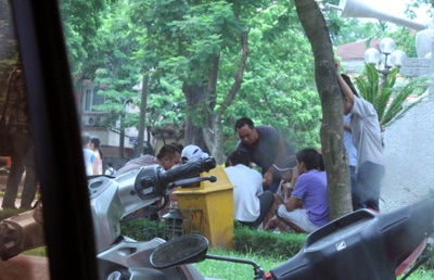 Ngang nhiên đánh bạc dưới chân tượng đài - 1