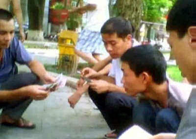 Ngang nhiên đánh bạc dưới chân tượng đài - 2