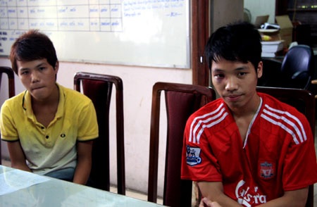 Tạm giữ CĐV Hải Phòng đốt pháo sáng trên sân Hàng Đẫy - 1