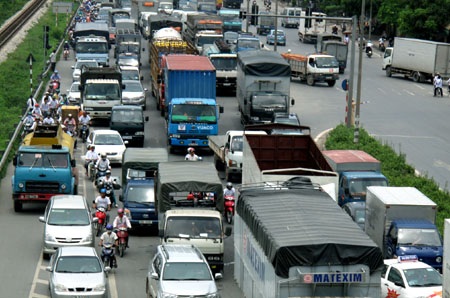 Quốc lộ 5 kẹt cứng sau khi ngắt cầu phao Đuống - 12