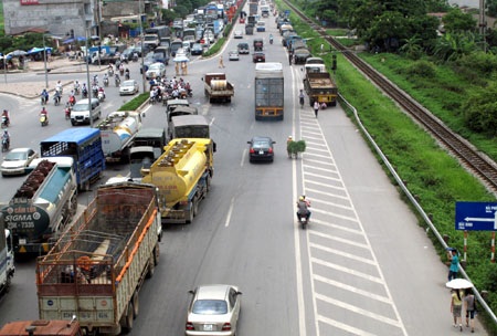 Quốc lộ 5 kẹt cứng sau khi ngắt cầu phao Đuống - 3