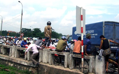 Quốc lộ 5 kẹt cứng sau khi ngắt cầu phao Đuống - 2