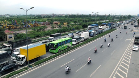 Quốc lộ 5 kẹt cứng sau khi ngắt cầu phao Đuống - 9