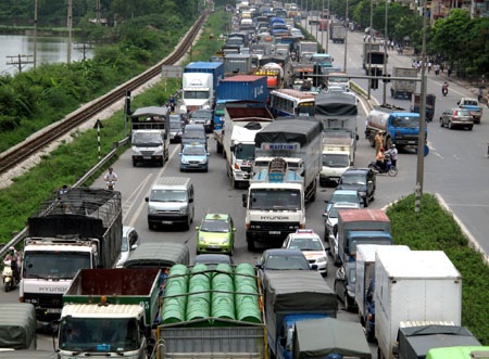 Quốc lộ 5 kẹt cứng sau khi ngắt cầu phao Đuống - 10