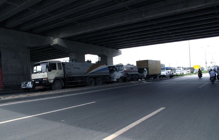 Quốc lộ 5 kẹt cứng sau khi ngắt cầu phao Đuống - 7