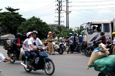 Quốc lộ 5 kẹt cứng sau khi ngắt cầu phao Đuống - 8