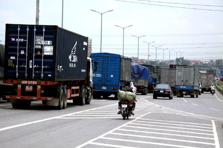 Quốc lộ 5 kẹt cứng sau khi ngắt cầu phao Đuống - 6