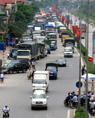 Quốc lộ 5 kẹt cứng sau khi ngắt cầu phao Đuống - 5