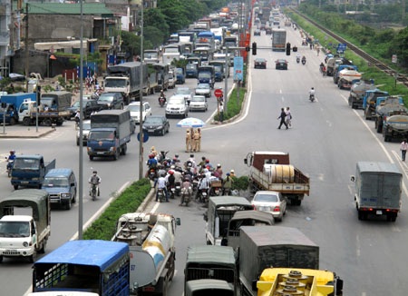 Quốc lộ 5 kẹt cứng sau khi ngắt cầu phao Đuống - 4