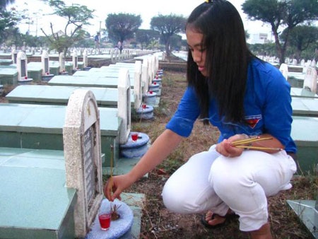 Lung linh ánh nến tri ân những linh hồn không tuổi - 1 Lung linh ánh nến tri ân những linh hồn không tuổi - 1