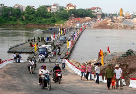 Cầu phao Đuống thông xe, “cởi trói” cho Quốc lộ 5 - 1 Cầu phao Đuống thông xe, “cởi trói” cho Quốc lộ 5 - 1