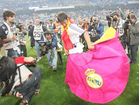 Những dấu ấn đáng nhớ của Raul cùng Real Madrid (P2) - 4 Những dấu ấn đáng nhớ của Raul cùng Real Madrid (P2) - 4