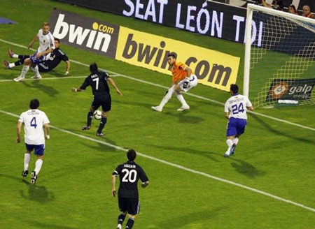 Những dấu ấn đáng nhớ của Raul cùng Real Madrid (P2) - 16 Những dấu ấn đáng nhớ của Raul cùng Real Madrid (P2) - 16