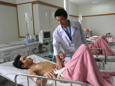 Cứu sống bệnh nhân bị cọc gỗ 1,2m đâm xuyên bụng - 2 Cứu sống bệnh nhân bị cọc gỗ 1,2m đâm xuyên bụng - 2