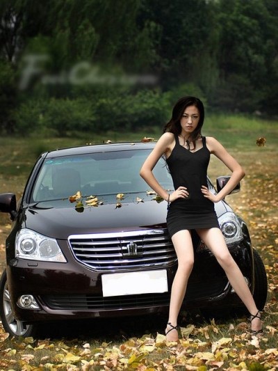 “Chân dài” khoe dáng bên xế - 5