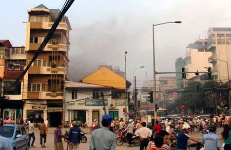 Khói mù mịt trên phố Tây Sơn - 2