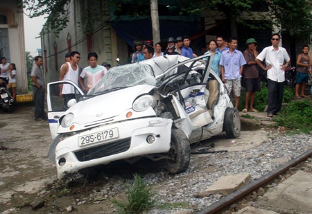 Hà Nội: Tàu hoả đâm taxi, 3 người tử nạn - 1