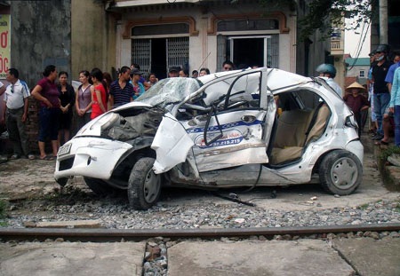 Hà Nội: Tàu hoả đâm taxi, 3 người tử nạn - 2