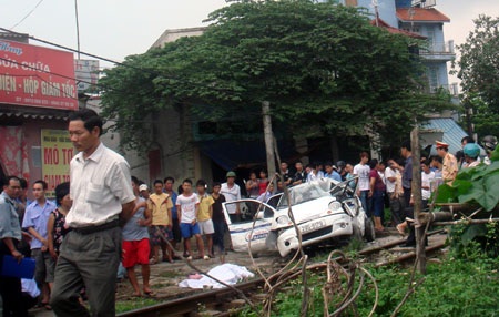 Hà Nội: Tàu hoả đâm taxi, 3 người tử nạn - 3