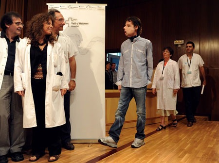 Người đầu tiên được ghép toàn mặt “khoe” diện mạo mới - 2