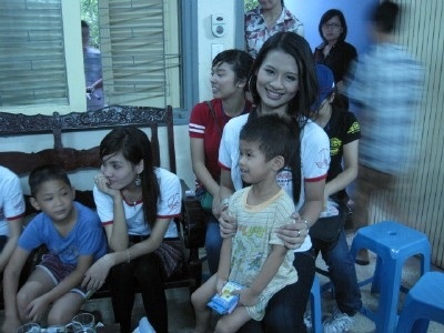 Thí sinh Imiss Thăng Long chung vui cùng trẻ em mồ côi - 6