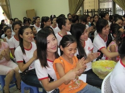 Thí sinh Imiss Thăng Long chung vui cùng trẻ em mồ côi - 2