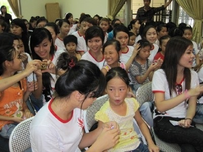 Thí sinh Imiss Thăng Long chung vui cùng trẻ em mồ côi - 1