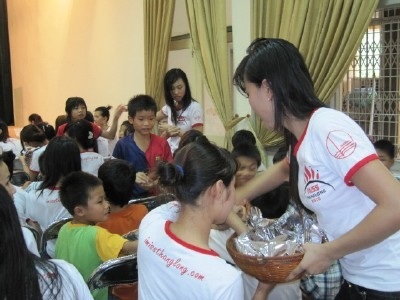 Thí sinh Imiss Thăng Long chung vui cùng trẻ em mồ côi - 3