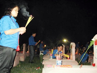 Lung linh ánh nến tri ân những linh hồn không tuổi - 18 Lung linh ánh nến tri ân những linh hồn không tuổi - 18