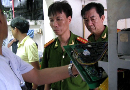 Bắt quả tang cây xăng “móc túi” khách hàng lớn kỷ lục - 2 Bắt quả tang cây xăng “móc túi” khách hàng lớn kỷ lục - 2