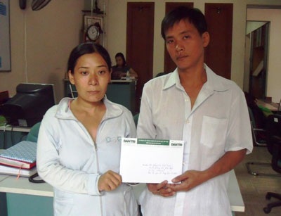 Cha mẹ cháu bé câm điếc cảm ơn bạn đọc Dân trí - 1 Cha mẹ cháu bé câm điếc cảm ơn bạn đọc Dân trí - 1