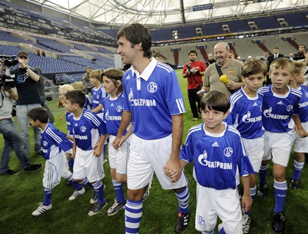 Raul ra mắt chiếc áo số 7 tại Schalke 04 - 3 Raul ra mắt chiếc áo số 7 tại Schalke 04 - 3