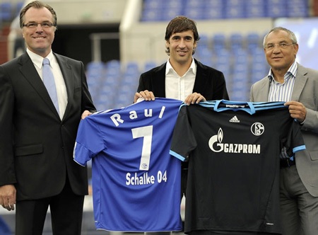 Raul ra mắt chiếc áo số 7 tại Schalke 04 - 1 Raul ra mắt chiếc áo số 7 tại Schalke 04 - 1