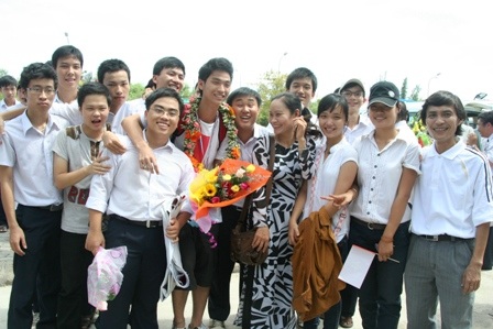 Vỡ òa niềm vui ngày đón “chàng trai vàng” Đinh Anh Minh - 9