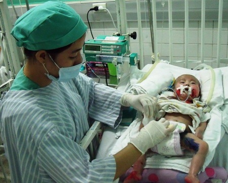 Bé Nhân Ái đã bớt sốt sau khi đổi kháng sinh - 1