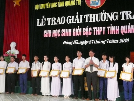 Quảng Trị: 130 em nhận học bổng Trần Hành - 1 Quảng Trị: 130 em nhận học bổng Trần Hành - 1