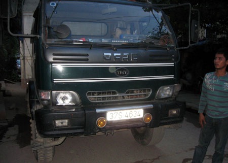 Bắt giữ xe tải chở 4 tấn bánh kẹo lậu - 1 Bắt giữ xe tải chở 4 tấn bánh kẹo lậu - 1