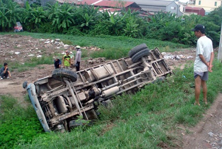 Xe tải lật úp, tài xế may mắn thoát chết - 1