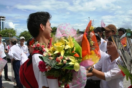 Vỡ òa niềm vui ngày đón “chàng trai vàng” Đinh Anh Minh - 8