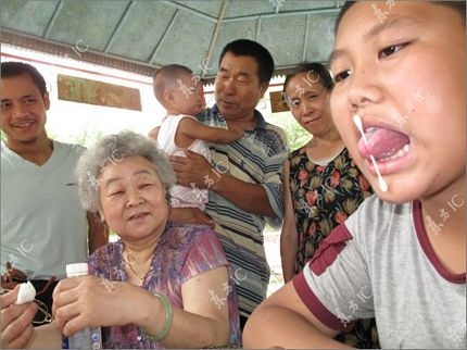 Cậu bé sở hữu “lưỡi rắn” kỳ lạ - 4