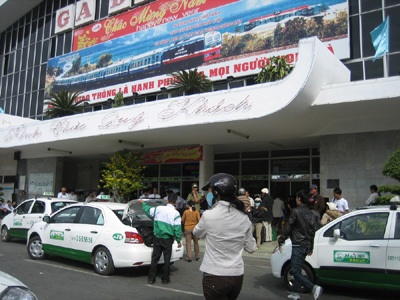 Hàng trăm hành khách bức xúc vì tàu hỏa trễ giờ - 1 Hàng trăm hành khách bức xúc vì tàu hỏa trễ giờ - 1