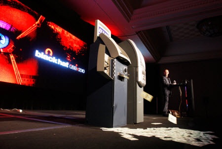 Trình diễn công nghệ hack máy ATM - 1