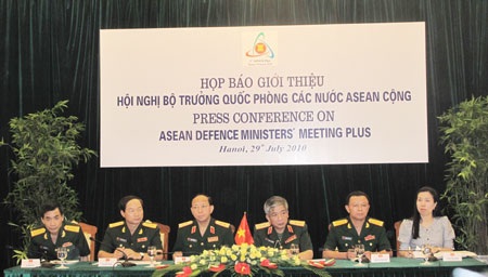 VN trao thư mời các nước dự Hội nghị Bộ trưởng Quốc phòng ADMM+8 - 2 VN trao thư mời các nước dự Hội nghị Bộ trưởng Quốc phòng ADMM+8 - 2
