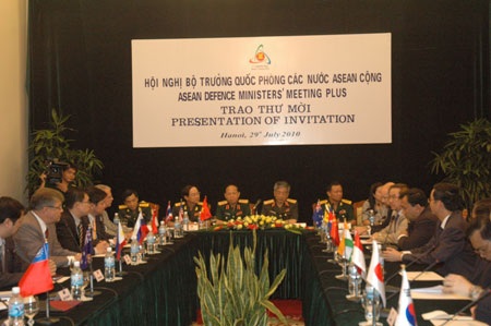 VN trao thư mời các nước dự Hội nghị Bộ trưởng Quốc phòng ADMM+8 - 1 VN trao thư mời các nước dự Hội nghị Bộ trưởng Quốc phòng ADMM+8 - 1
