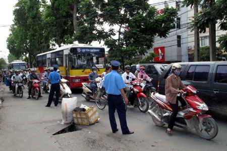 Hà Nội: Nắp hố ga “cắm” gầm xe buýt - 5