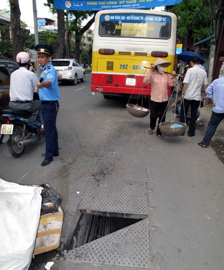 Hà Nội: Nắp hố ga “cắm” gầm xe buýt - 3