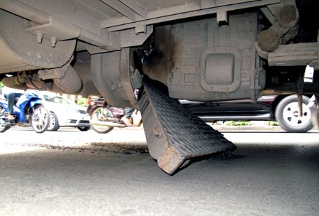 Hà Nội: Nắp hố ga “cắm” gầm xe buýt - 2