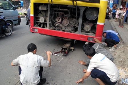 Hà Nội: Nắp hố ga “cắm” gầm xe buýt - 4