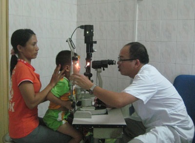 Đau mắt đỏ lây lan mạnh - 1